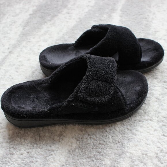 (They fit big!) Vionic 'Relax II' Black Slippers, size 5 - Picture 1 of 5